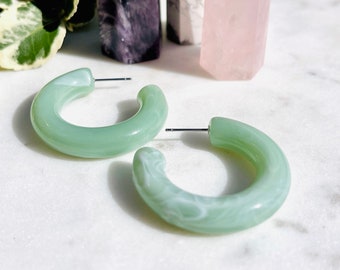 Grosses créoles en acrylique vert jade tourbillonnantes