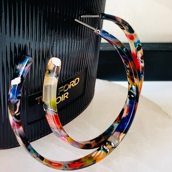 Très grandes créoles en résine : bijoux tendance en écaille de tortue multicolore