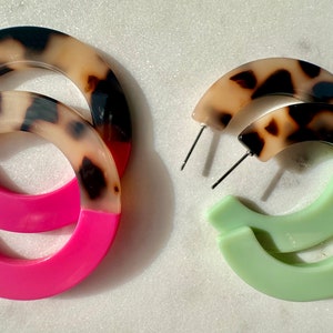 Nouvelle couleur orange mandarine et boucles d'oreilles créoles légères en résine écaille de tortue léopard tendance // rose vif, vert sauge, imprimé animal Pink + Green