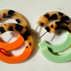 Nouvelle couleur orange mandarine et boucles d'oreilles créoles légères en résine écaille de tortue léopard tendance // rose vif, vert sauge, imprimé animal Orange + Green