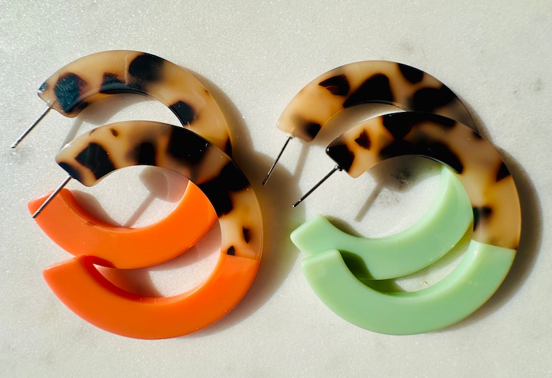 Nouvelle couleur orange mandarine et boucles d'oreilles créoles légères en résine écaille de tortue léopard tendance // rose vif, vert sauge, imprimé animal Orange + Green