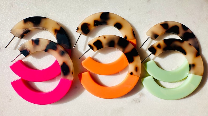 Nouvelle couleur orange mandarine et boucles d'oreilles créoles légères en résine écaille de tortue léopard tendance // rose vif, vert sauge, imprimé animal image 1