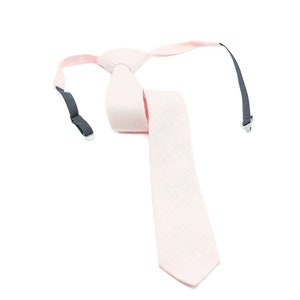 Petal Pink Farbe Pre - Gebundene Trauzeugen und Bräutigam Hochzeitskrawatte verfügbar mit passendem Einstecktuch / Pre - Tied Boy's Petal Pink Krawatte