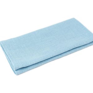 Pañuelo de bolsillo de lino azul cielo: accesorio formal para hombre, opción de corbata a juego