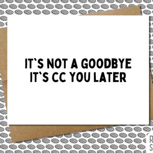 Pu&ograve; includere: Un biglietto di auguri bianco con la scritta "IT'S NOT A GOODBYE IT'S CC YOU LATER" in nero, posto su una busta marrone. Lo sfondo presenta un motivo ripetuto di disegni grigi a forma di cervello. Il logo Raisin Spirits si trova in basso a destra.