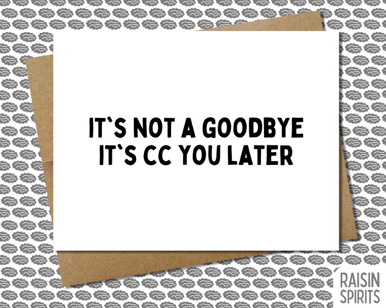 Pu&ograve; includere: Un biglietto di auguri bianco con la scritta "IT'S NOT A GOODBYE IT'S CC YOU LATER" in nero, posto su una busta marrone. Lo sfondo presenta un motivo ripetuto di disegni grigi a forma di cervello. Il logo Raisin Spirits si trova in basso a destra.