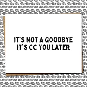 Pu&ograve; includere: Biglietto di auguri bianco con la scritta "IT'S NOT A GOODBYE IT'S CC YOU LATER" in nero. Il biglietto ha un bordo marrone ed &egrave; posto su uno sfondo grigio con un motivo a cervello.