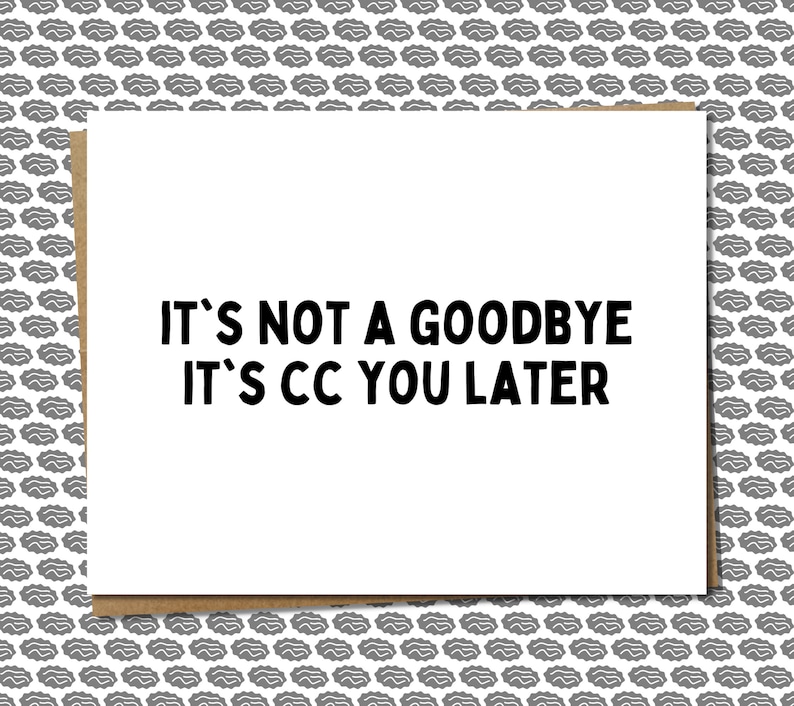 Pu&ograve; includere: Biglietto di auguri bianco con la scritta "IT'S NOT A GOODBYE IT'S CC YOU LATER" in nero. Il biglietto ha un bordo marrone ed &egrave; posto su uno sfondo grigio con un motivo a cervello.