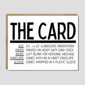 Pu&ograve; includere: Biglietto bianco con la scritta "THE CARD" in grassetto nero. Il biglietto misura 14 x 10,8 cm ed &egrave; stampato su cartoncino pesante. Include una busta kraft A2 e una custodia di plastica.
