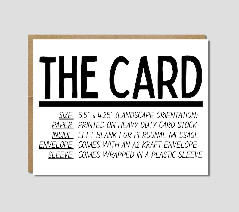 Pu&ograve; includere: Biglietto bianco con la scritta "THE CARD" in grassetto nero. Il biglietto misura 14 x 10,8 cm ed &egrave; stampato su cartoncino pesante. Include una busta kraft A2 e una custodia di plastica.