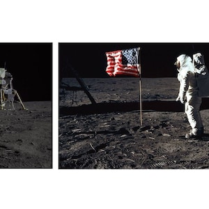 Op de afbeelding: Een zwart-witfoto van twee astronauten op de maan. Een astronaut plant de Amerikaanse vlag, terwijl de andere astronaut in de buurt staat. De maanlander is zichtbaar op de achtergrond.