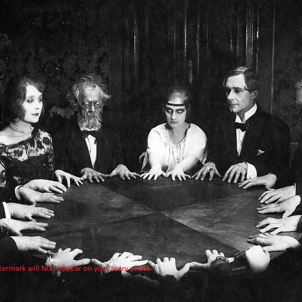 4x6 Creepy Vintage Seance FOTO Scary Strange Spooky Dead Spirits Ghosts Group Talk Ouija Board