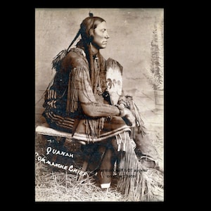 Puede incluir: Una fotografía en blanco y negro de Quanah Parker, un jefe Comanche, sentado en un taburete. Lleva ropa tradicional y un tocado. La foto está etiquetada como "Quanah Parker, jefe Comanche."