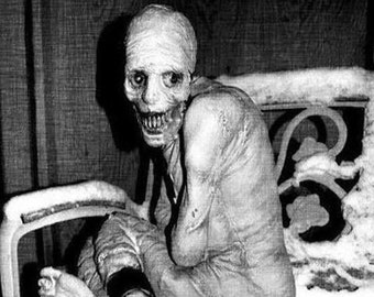 4x6 Vintage OVNI Alien FOTO Scary Weird X-Files Cuerpo Spooky Demon Zombie Área 51 Roswell