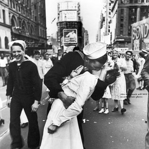 5x7 V-J Day Times Square Kiss PHOTO Navy Sailor Nurse World War II Victory in Japan Day, Famous Kiss! New York