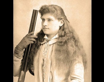 銃を持ったアニー・オークリーの写真、1890年 - Etsy 日本