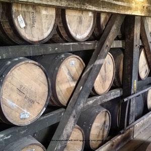 5x7 Bourbon Barrels Aging Poster ZDJĘCIE Moja praca, Heaven Hill Distillery Whiskey Barrel Rickhouse Art Print, Moja oryginalna praca