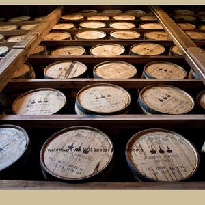 5x7 Bourbon Barrels Aging Poster ZDJĘCIE Moja praca, Woodford Reserve Distillery Whiskey Barrel Rickhouse Art Print, Moja oryginalna praca