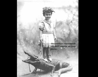 Foto vintage de 4x6 de una niña caimán con correa. Fenómeno aterrador, espeluznante, raro, acto de circo infantil.