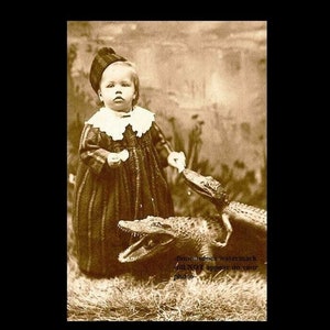 4x6 Vintage Alligator Mädchen Leine FOTO Freak Scary Creepy Weird Odd Circus Act Kind Bizarre Kid