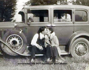 5x7 Bonnie & Clyde Kissing PHOTO Gangster Clyde Barrow Bonnie Parker Car Great Depression Prohibition Era