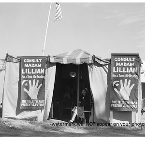 5x7 Diseuse de bonne aventure PHOTO Creepy Circus Palm Reader Scary Psychic Tarot Cards Witch Psychic 1941 STate Fair Vermont