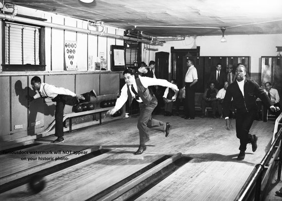 5x7 1941 Bowling Alley PHOTO Bowlers Chicago Game Room Vintage