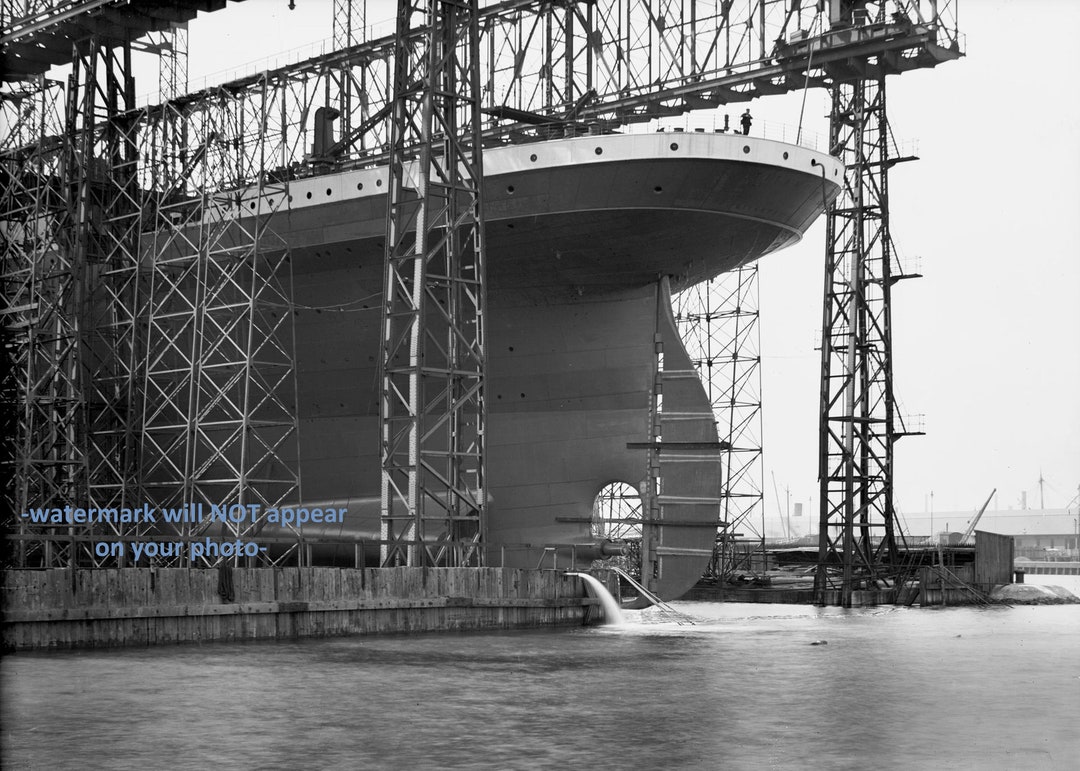 5x7 タイタニック号の船尾の写真 建設完了 ドライドック ホワイト