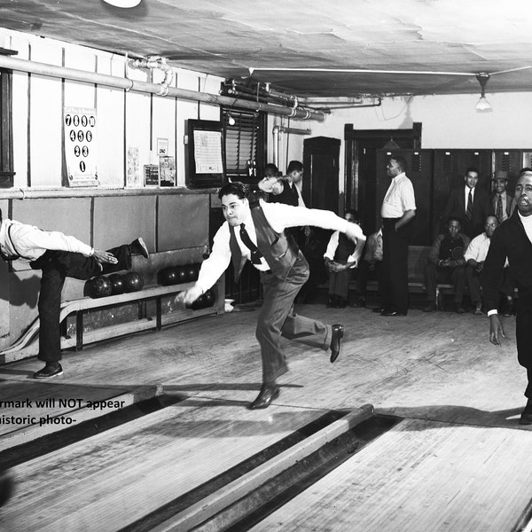 5x7 1941 Bowling Alley PHOTO Bowlers Chicago Game Room Vintage Decor Art