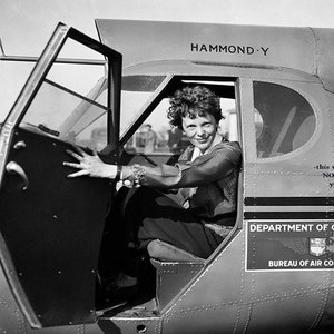 5x7 1936 Amelia Earhart FOTO Avião Herói da Aviação Departamento de Comércio dos EUA Avião Voo Mulher Piloto de Avião Menina Direitos de Poder Pioneira da Aviação