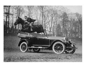 Fotografía vintage de 1923 de un caballo de carreras saltando sobre un coche, 5x7 pulgadas.