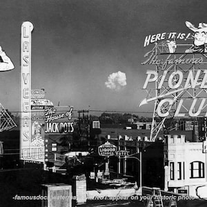 5x7 Nuclear Bomb Cloud Las Vegas FOTO 1951 Mushroom Cloud Pioneer Club Casino Sign