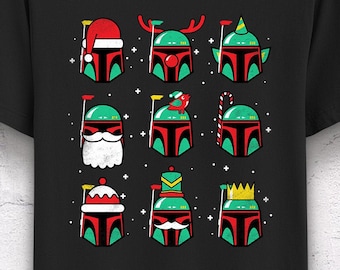 Può includere: T-shirt nero con un design festivo di nove caschi decorati a tema natalizio. Ogni casco ha un design unico, tra cui cappelli di Babbo Natale, corna di renna e bastoncini di zucchero. I caschi sono verdi, rossi e bianchi.