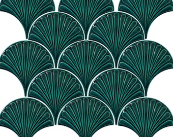 Pode incluir: Azulejo de cerâmica verde-azulado com um design em forma de leque. O azulejo tem uma superfície texturizada em relevo.
