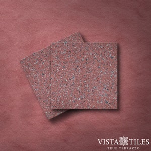 Może przedstawiać: Trzy czerwone płytki terrazzo z wzorami w kropki. Płytki są ułożone jedna na drugiej.