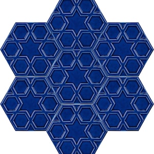 Könnte beinhalten: Ein Satz von sechs blauen sechseckigen Keramikfliesen mit einem erhabenen Sternmuster. Die Fliesen sind in Form einer Blume angeordnet.