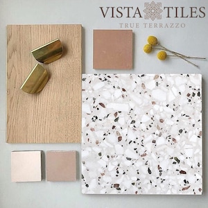 Puede incluir: Una disposición plana de varios materiales y colores, incluyendo una tabla de madera clara, una baldosa de terrazo y varios cuadrados pequeños de pintura rosa y beige. El texto "VISTA TILES TRUE TERRAZZO" es visible en la parte superior de la imagen.