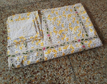 25% de desconto em colcha amarela Kantha + 2 capas de travesseiro de tamanho padrão 20x26 polegadas grátis para todos os tamanhos de colcha de solteiro, tamanho queen e king size