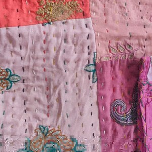 Pode incluir: Um cobertor de retalhos com uma variedade de cores e padr&otilde;es, incluindo rosa, vermelho e verde. O cobertor &eacute; feito de diferentes tecidos e tem um visual vintage.