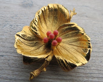 Vintage Gold Tone Flower Brooch Pin w/ Peach Center