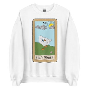 Sweat-shirt carte de tarot Silly Goose - Sweat graphique drôle, sweat-shirt sorcière, cadeau pour elle, carte de tarot drôle, carte de tarot personnalisée