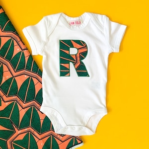 Body para bebê com letras personalizadas - Top inicial com estampa africana - Presente para bebê bordado - Tecido Ancara, algodão orgânico premium