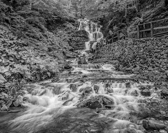 Shypit Waterval in Karpaten Oekraïne Zwart-wit Foto Reisfoto Digitale Foto