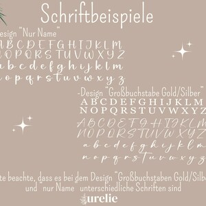 Pu&ograve; includere: Uno sfondo beige mostra esempi di caratteri bianchi. Il testo include "Schriftbeispiele" e design di caratteri etichettati "Nur Name" e "Gro&szlig;buchstabe Gold/Silber". Elementi decorativi includono stelle e vegetazione.