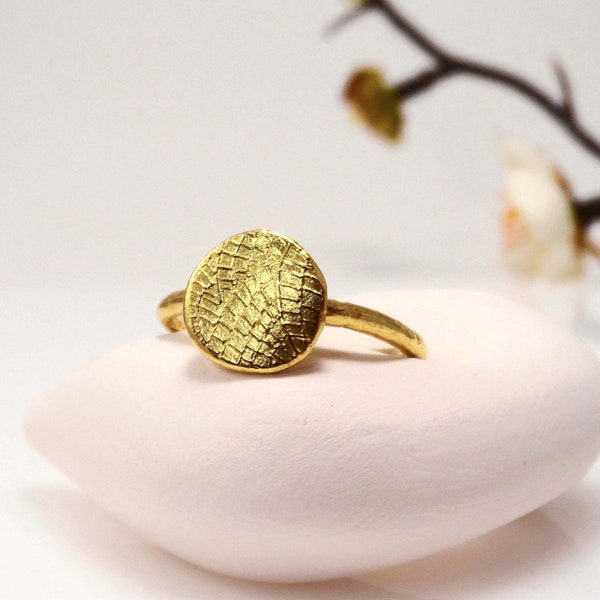 Simple gold disc ring Round disc ring for women Dainty gold ring Leaf textured ring Elegant gold ring Delicate minimalist ring Gold vermeil