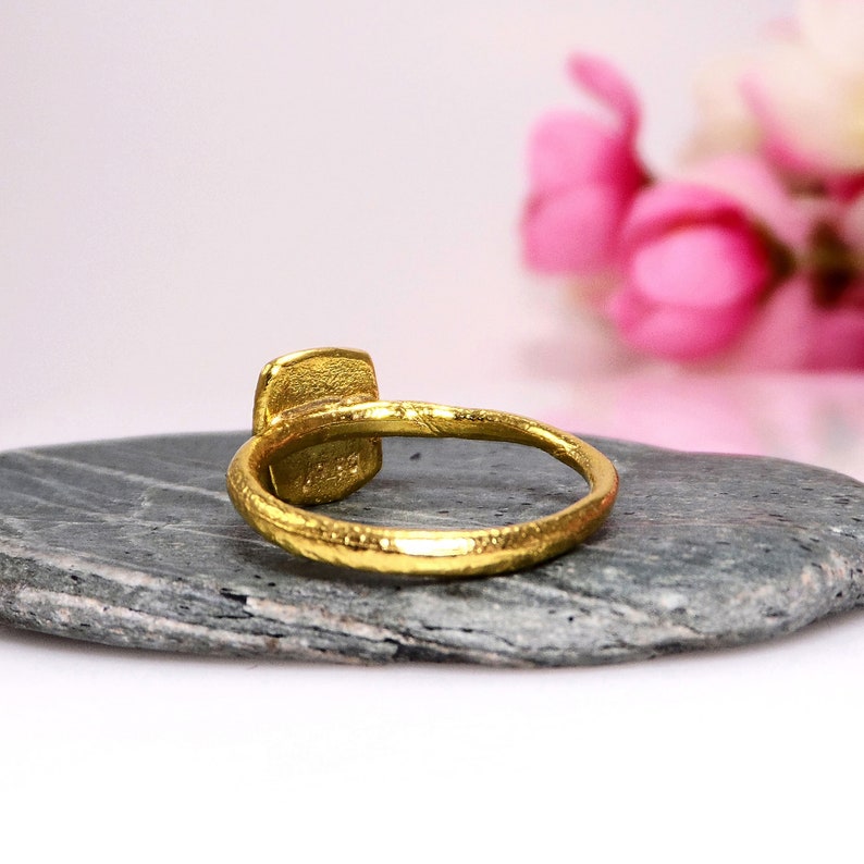 Zierlicher quadratischer Ring Minimalistischer Stapelring Zarter Boho-Ring Winziger Goldring Einfacher Stapelring primitiver Ring Goldvermeil-Ring Bild 4