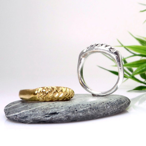 幾何学模様の装飾が施されたヴィンテージシルバーリング。ユニークな