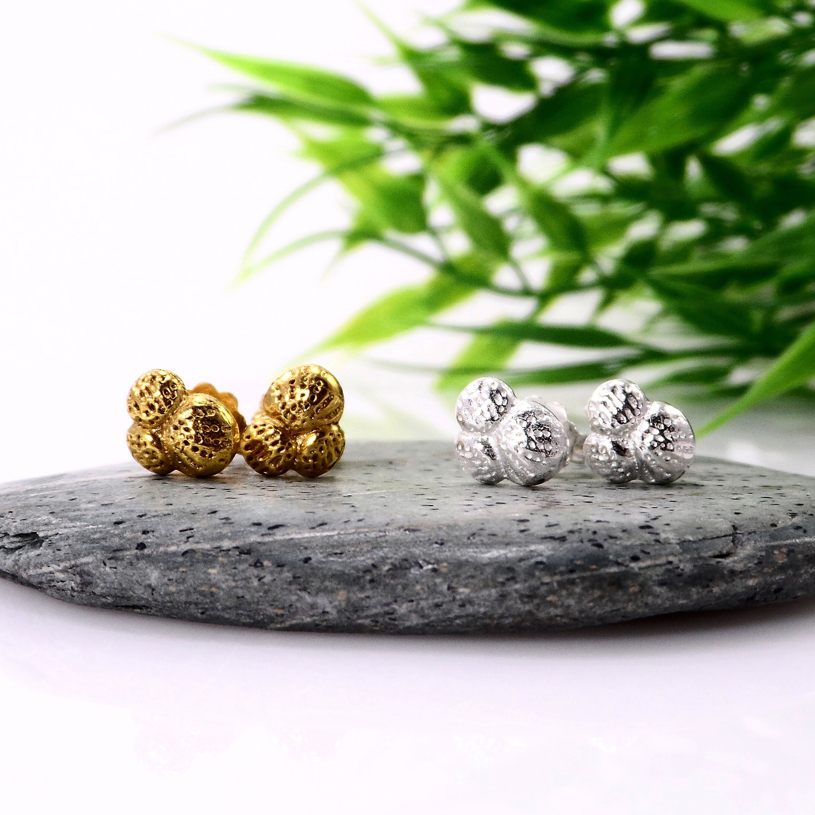 花柄ゴールドイヤリング、シードポッドスタッド、フラワースタッド