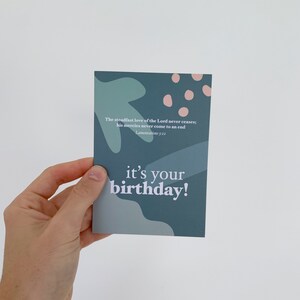É seu aniversário! | Cartão de aniversário cristão | Lamentações 3:32 Versículo Bíblico | O amor inabalável do Senhor nunca cessa | Para ele
