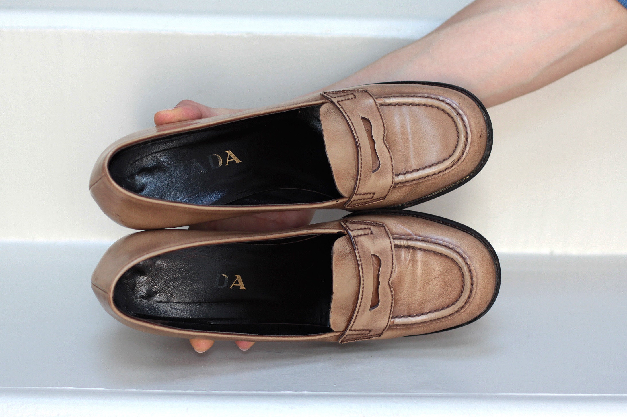 靴 PRADA Driving Shoes Loafer Beige Suede driving shoes in beige - Prada | Mytheresa